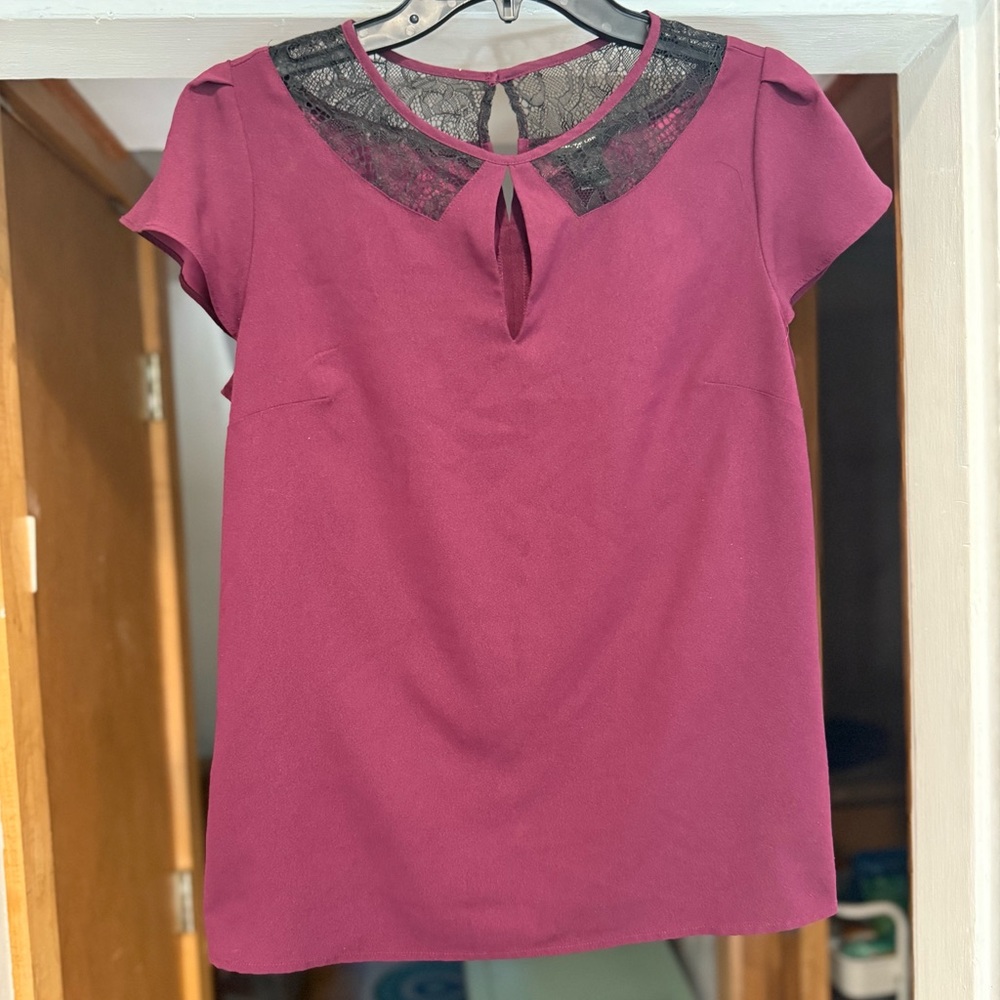 Lovely deep pink/red EUC Ann Taylor Lacey top with button back closure*